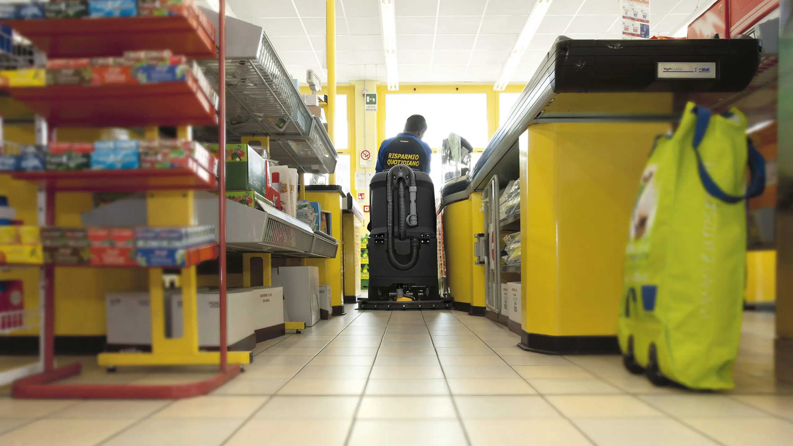 High-pressure cleaning of a commercial loading dock